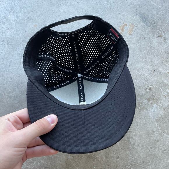 VINTAGE OAKLEY HAT BLACK SNAPBACK - Picture 3 of 4